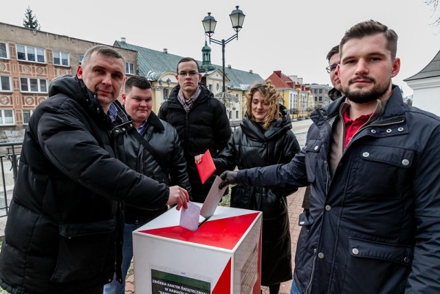 Pierwsze kartki świąteczne dla obrońców granic, w tym od wiceministra Adama Andruszkiewicza już trafiły do specjalnej urny.