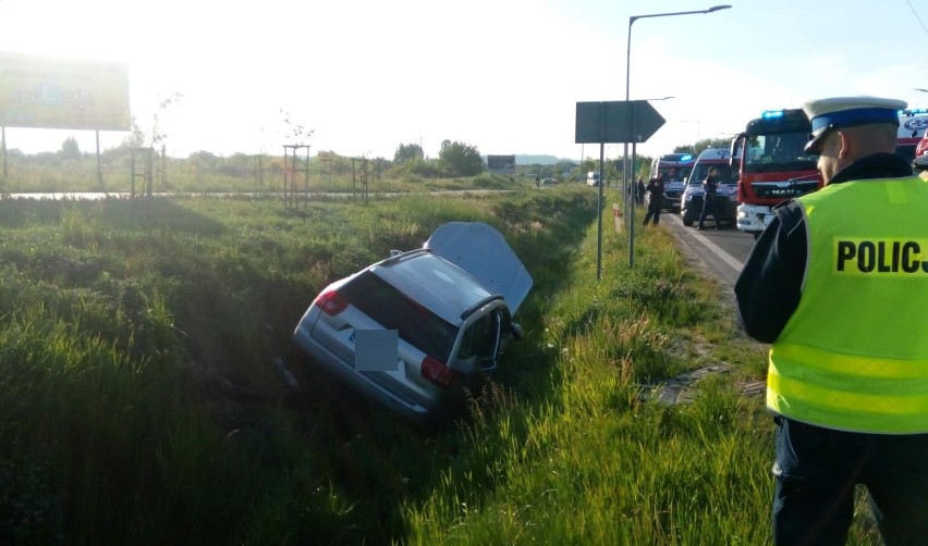 Zderzenie dwóch samochodów na obwodnicy Chęcin. Sześć osób poszkodowanych!