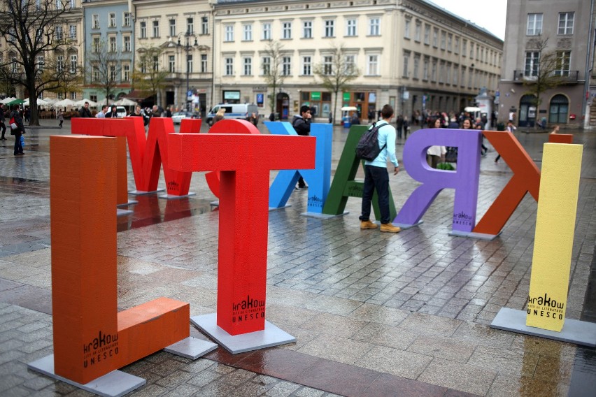 W środę na Rynku Głównym ustawiono napis "Kraków Miasto...