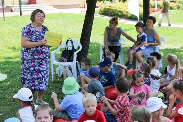 Letnia Czytelnia działa przed budynkiem filii przy ul. Piastowskiej 11A.