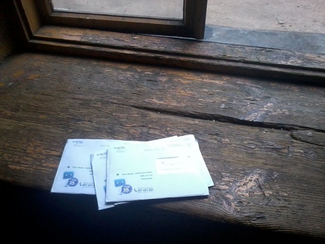 Tak wygląda dostarczanie poczty przez firmę Abc Direct Contakt&#8221; w budynkach przy ulicy Malczewskiego i Niedziałkowskiego w Radomiu.