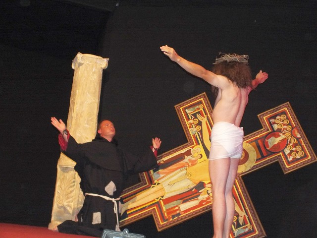 Święty Franciszek i Chrystus, w spektaklu „Poverello” (biedaczek)