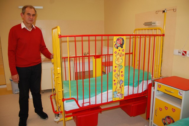 Dyrektor Marek Domżała prezentuje łóżko do maluchów