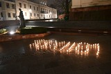 Działacze i sympatycy Platformy Obywatelskiej ułożyli napis 13 XII przy pomniku Popiełuszki w Kielcach. Zobaczcie zdjęcia