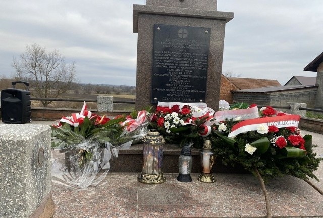 Pomnik w miejscu kaźni ufundowali w 1946 roku mieszkańcy Topoli. Wykonał go krakowski rzeźbiarz Jacek Puszet