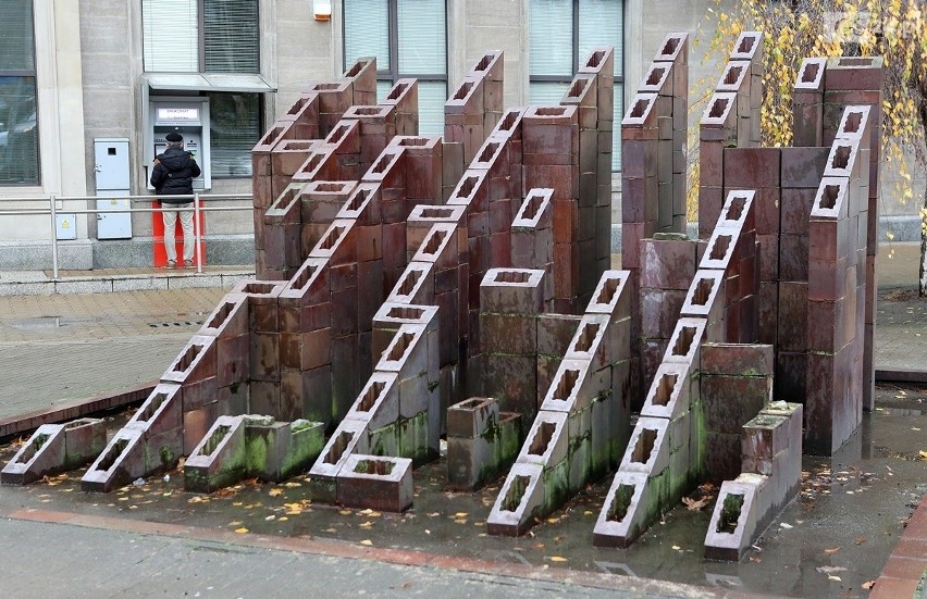 Nie ma kasy, więc PiS proponuje parklet w miejsce zrujnowanej instalacji "Labirynt" 