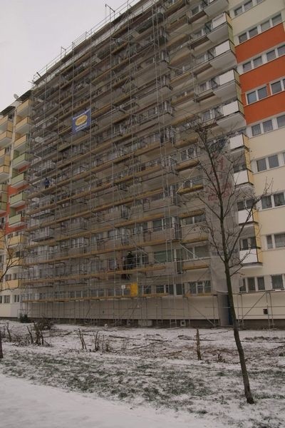 Robotnikom śnieg i mróz najwyraźniej nie przeszkadza. Miejmy nadzieję, że nie zaszkodzi efektom ich pracy.