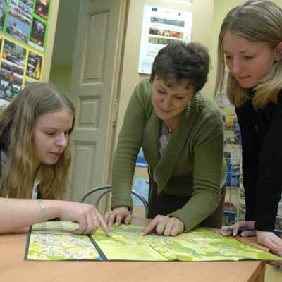 W Centrum Informacji Turystycznej ciągle coś się dzieje. Przy mapach (od prawej) Anna Wątor, Beata Pawlikowska i Dorota Matusewicz.