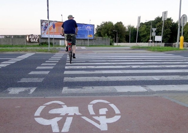 Nieczytelne oznakowanie poziome przejazdu rowerowego wprowadza w błąd cyklistów przejeżdżających przez ulicę Maratońską, przy skrzyżowaniu z ulicą Dębową.