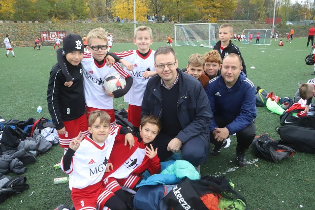 Dyrektor Michał Feter, trener Adam Gołaszewski i ich zdolni podopieczni ze Szkoły Gortata