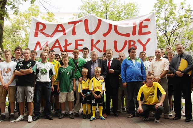 - Ratujcie małe kluby - apelowali działacze i piłkarze przed siedzibą PZPN w Warszawie.