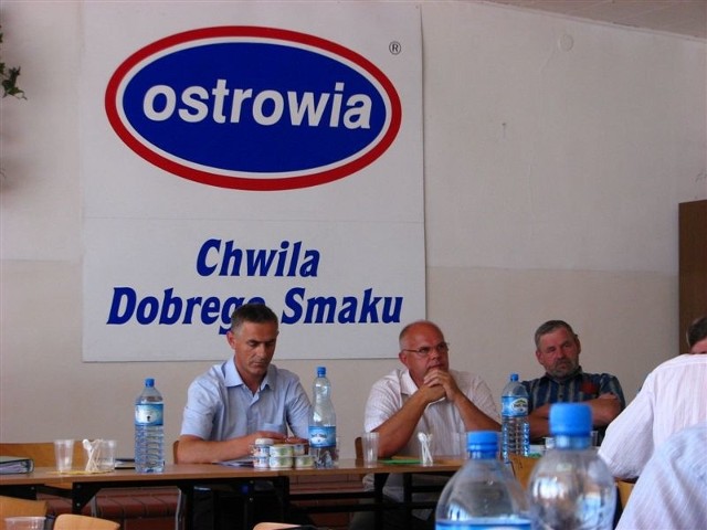 Andrzej Grabowski, współwłaściciel grupy Polmlek (w środku) podczas niedawnego spotkania w ostrowskiej mleczarni nie krył rozgoryczenia powstałą sytuacją