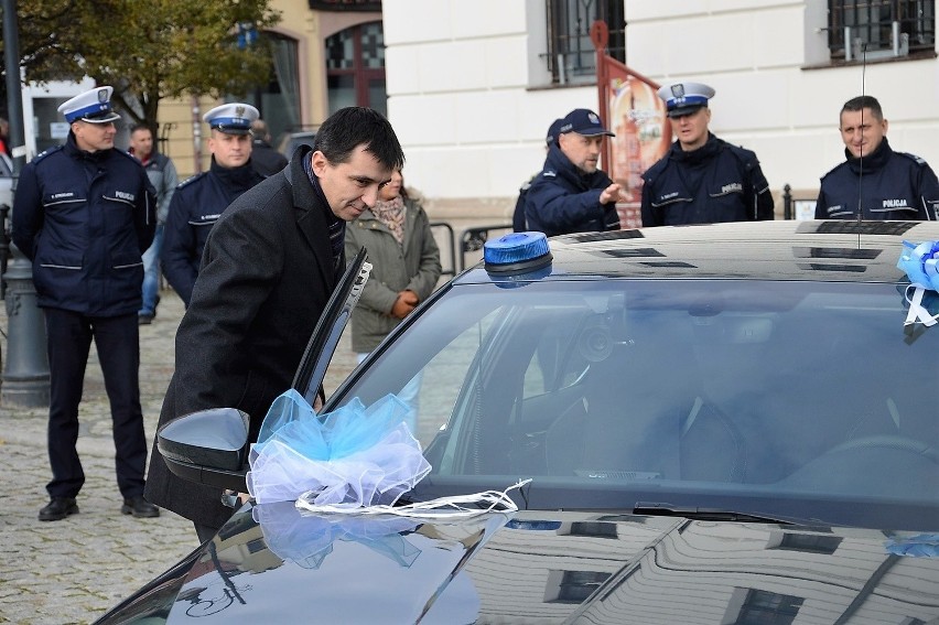 Kilka godzin patrolowali ulice nową skodą policjanci z...