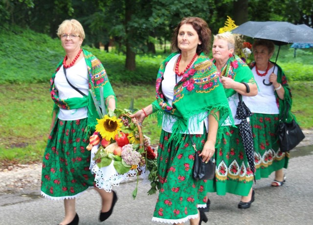 Delegacje z poszczególnych miejscowości przygotowały wieńce dożynkowe.