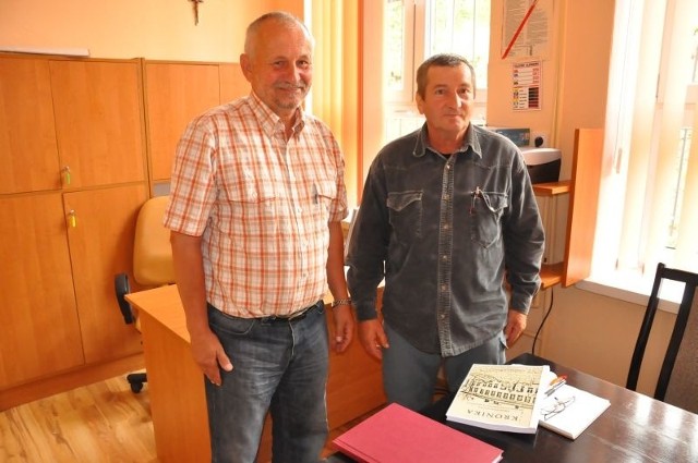 Dyrektor szkoły Jerzy Zawadzki (z lewej) i prezes stowarzyszenia Marian Orawiec. W dużym stopniu to dzięki nim mała placówka w Winiarach może poszczycić się wieloma sukcesami.