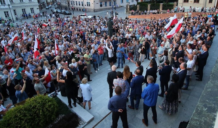 Wielka manifestacja w centrum Kielc „Wolne Sądy” z tysiącami uczestników  