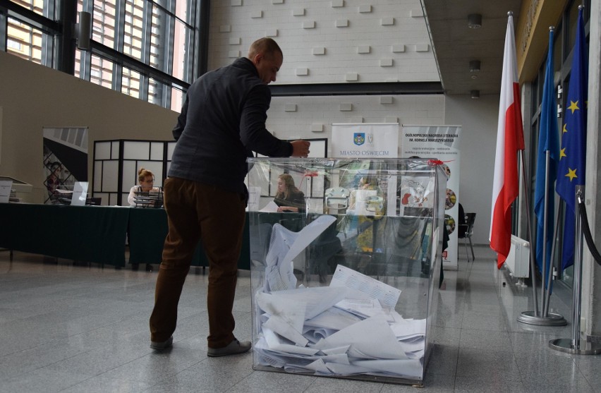 Wybory samorządowe 2018. Mieszkańcy Oświęcimia licznie ruszyli do urn. Głosował też Janusz Chwierut [ZDJĘCIA]