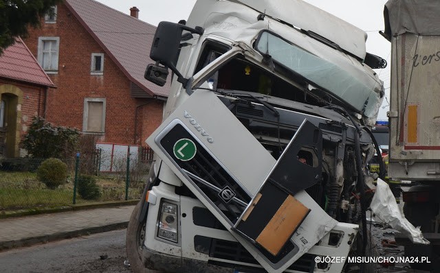 Czołówka ciężarówek w Swobnicy. Dwie osoby ranne [ZDJĘCIA]