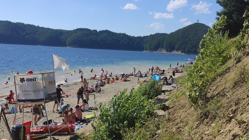 W piątek na Jeziorze Solińskim wypoczywały tłumy turystów,...