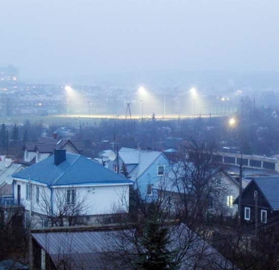 Widok na oświetlony obiekt MOSP-u z jednego z budynków na Antoniuku