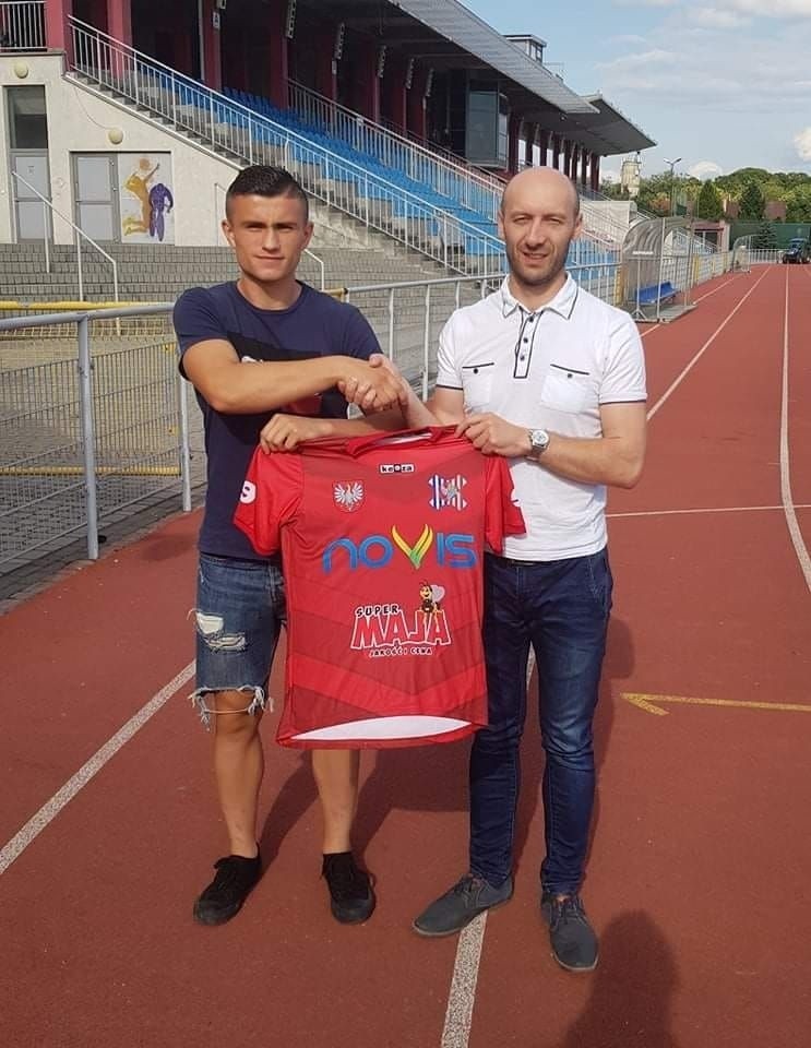 Kolejny nowy piłkarz trafił do Wisły Sandomierz. Umowę podpisał były zawodnik Korony Kielce Hubert Wojsa