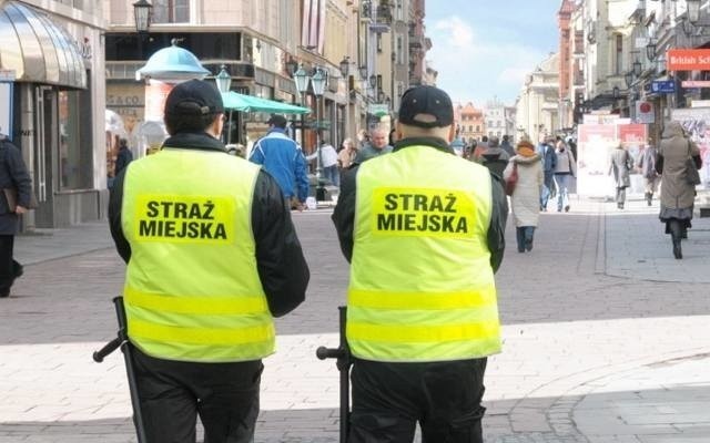 Dane osobowe 220 torunian wyciekły ze Straży Miejskiej w...