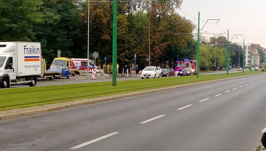 Aż pięć samochodów osobowych zderzyło się w poniedziałek po...