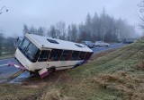 Wypadek w Bystrowicach w powiecie jarosławskim. Autobus wpadł w poślizg i uderzył w dwa auta [ZDJĘCIA]
