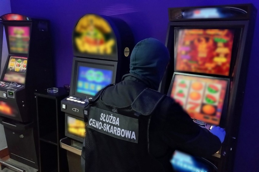 Funkcjonariusze podlaskiej KAS zlikwidowali w Łomży kolejny nielegalny salon z automatami do gier hazardowych