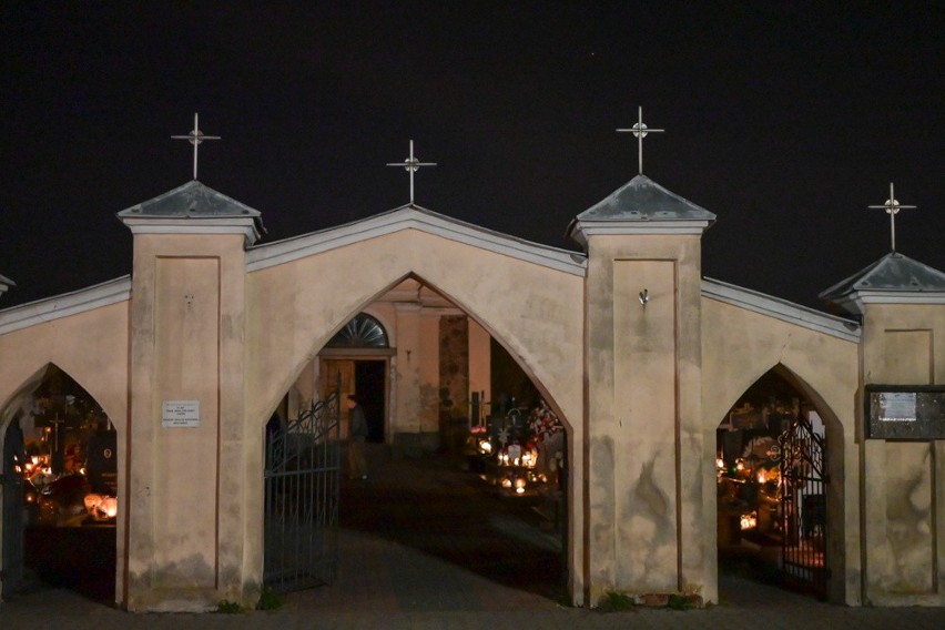 Cmentarz w Rzekuniu nocą. Tak wyglądał w dzień Wszystkich Świętych