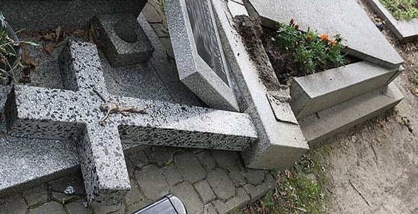 Rok temu wandale zniszczyli nagrobki na słupskim cmentarzu.