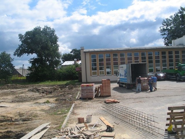 Jeden z dwóch obecnie budowanych Orlików w Tarnobrzegu powstaje przy Szkole Podstawowej nr 7 na podmiejskim osiedlu Mokrzyszów.