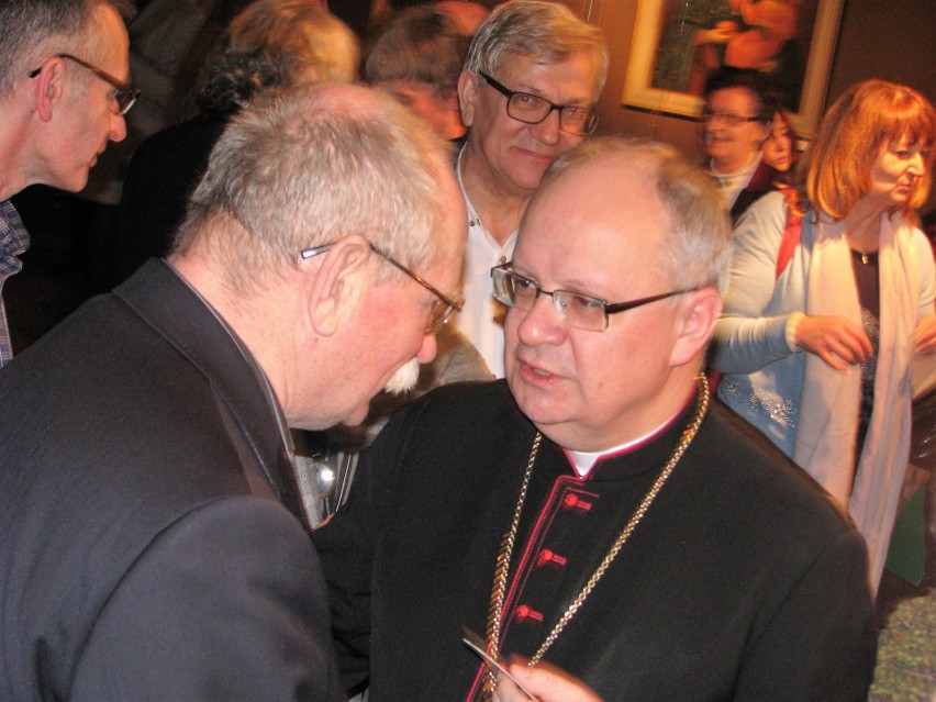 Spotkanie twórców z biskupem Andrzejem Czają.