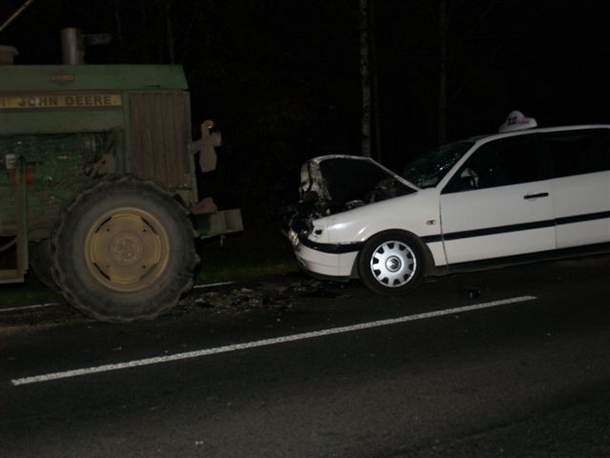 Taksówka wpadła pod kombajn! 5 osób trafiło do szpitala. Zobacz zdjęcia