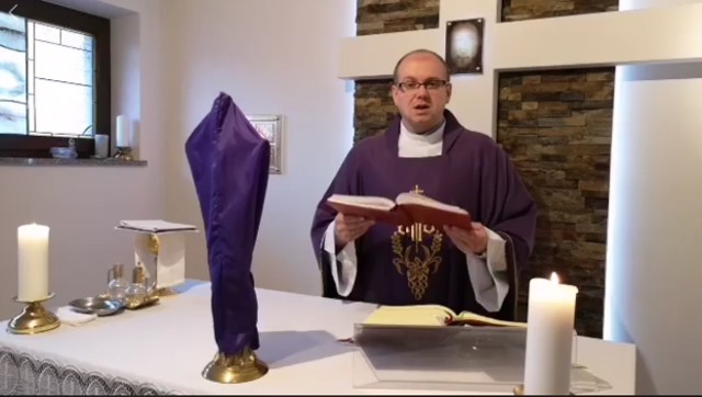 Ks. Bogusław Tokarz, wikariusz parafii w Niskowej, przebywa na kwarantannie. Msze i modlitwy transmituje w sieci