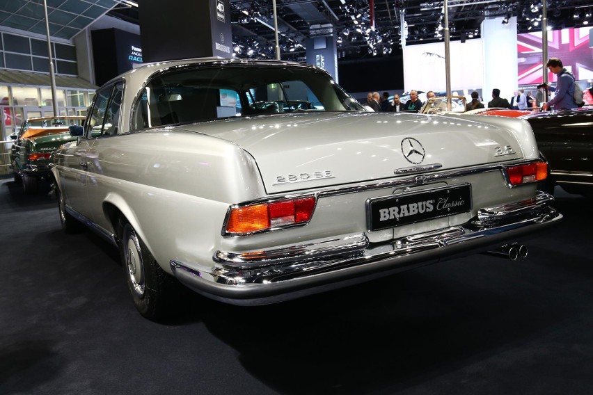 Ekspozycja klasycznych Mercedesów na stoisku firmy Brabus...