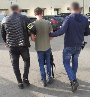 Sprawca rozboju został zatrzymany w tramwaju podczas jazdy w stronę centrum Łodzi. Szybko trafił do policyjnej izby zatrzymań.
