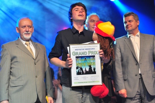 Krzysztof Iwaneczko (w środku) z Przemyśla, zdobył Grand Prix 16. edycji Ogólnopolskiego Konkursu Piosenki Dziecięcej "Wygraj Sukces&#8221; w Tarnobrzegu.