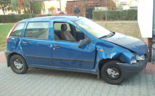 Policjanci zatrzymali 19-latka, który włamał się na parking w Kościanie i ukradł Fiata Punto.