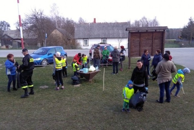 W kwietniu Stowarzyszenie „Lepiej dla wsi” wraz z Ochotniczą Strażą Pożarną oraz sołectwem Korytnica zorganizowało akcję „Sprzątamy naszą wieś”. W akcji tej wzięło udział ponad 40 osób w różnym wieku: mieszkańców i wczasowiczów wypoczywających w Korytnicy oraz część mieszkańców sołectwa Jasień, którzy przyłączyli się do akcji. Zebrano bardzo dużą ilość śmieci, choć wiele ich jeszcze pozostało w lasach otaczających nasze miejscowości. Akcję zakończono wspólnym grillowaniem. Zobacz więcej na kolejnych slajdach.