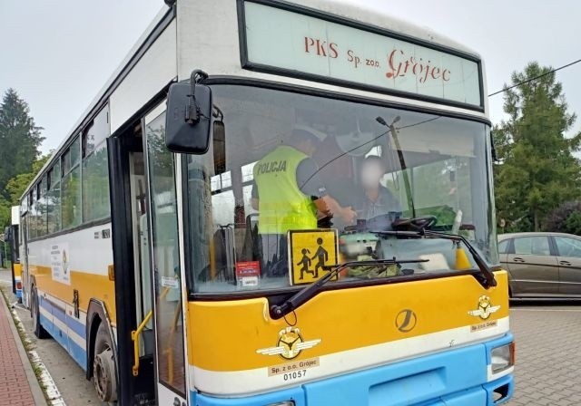 Policjanci z grójeckiej "drogówki" kontrolują autobusy, które przewożą dzieci do szkół na terenie powiatu grójeckiego.