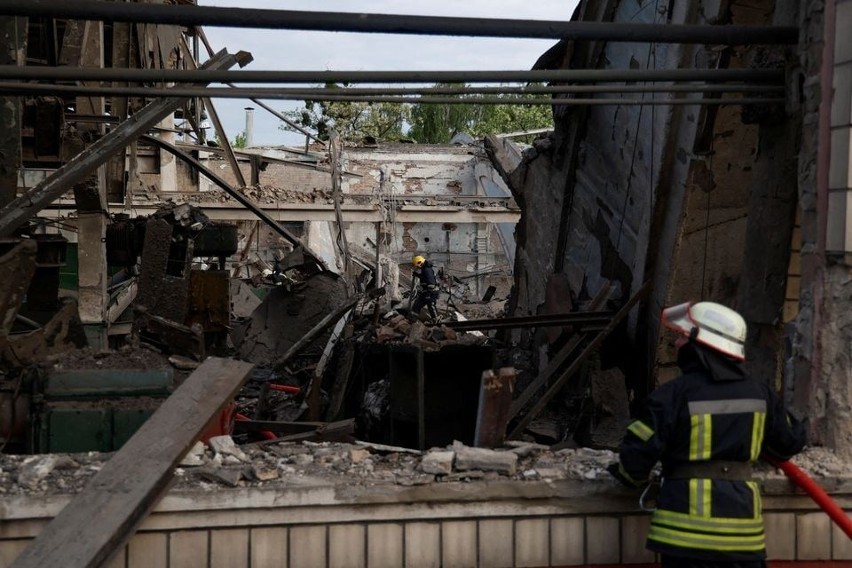 Kijów ostrzelany w niedzielę nad ranem [FOTOGALERIA, WIDEO]. Rakiety Putina zniszczyły budynki mieszkalne. Są ofiary wśród mieszkańców 