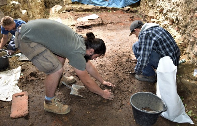 Piecze nad wykopaliskami sprawowali do ubiegłego roku archeolodzy z Krakowa. Teraz miasto dysponuje własną ekipą archeologiczną