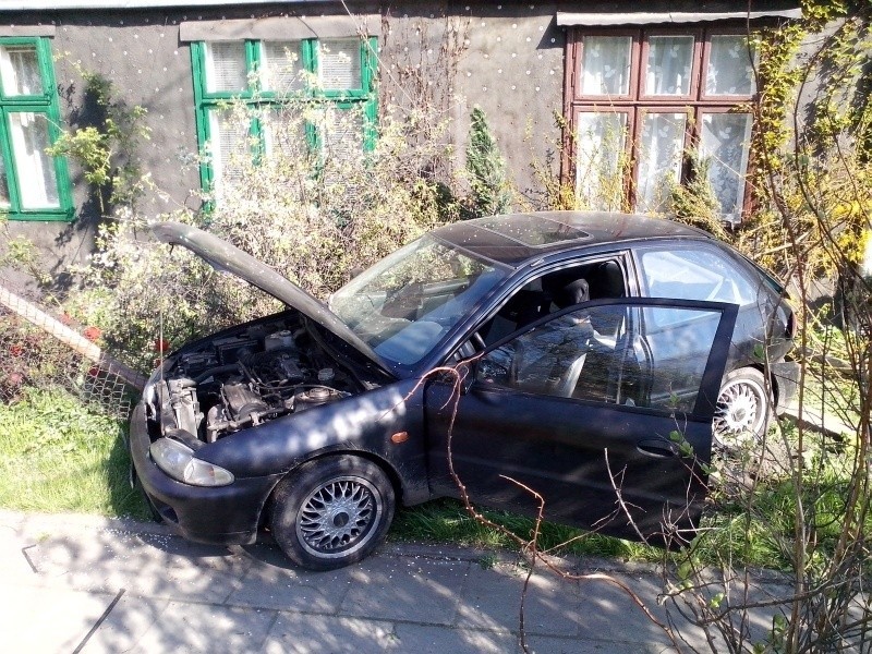 Auto wjechało w dom przy ul. Komorniki! Kierowca i pasażer uciekli [FILM, zdjęcia]