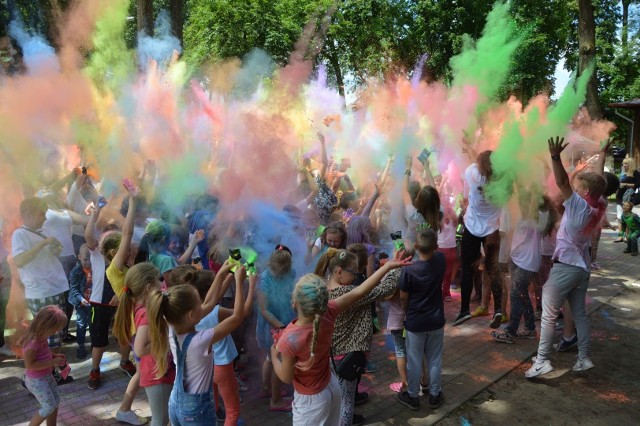 Dzieci i młodzież ze Szczuczyna w wyjątkowy sposób przywitały wakacje. Po raz pierwszy w historii w mieście zorganizowano Festiwal Kolorów.