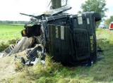 Ciągnik siodłowy owinął się wokół drzewa na ósemce. Pasażer zginął, a policja szuka świadków.