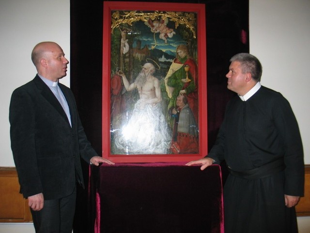 Prezentacji odnowionego obrazu św. Hieronima dokonali proboszcz parafii kolegiackiej ks. Rafał Zendran (po lewej) oraz ojciec Ludwik Obal, proboszcz parafii św. Klemensa.
