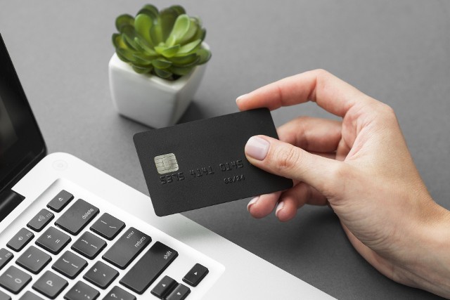 Do uwierzytelnienia płatności kartą najczęściej wykorzystywany jest kod PIN oraz biometria.