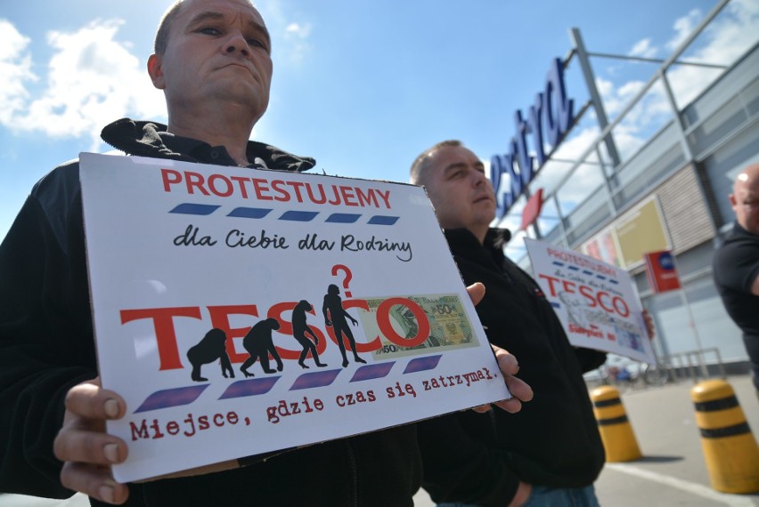 Pikieta przed Tesco w Lublinie: Pracownicy chcą większych podwyżek (ZDJĘCIA WIDEO)