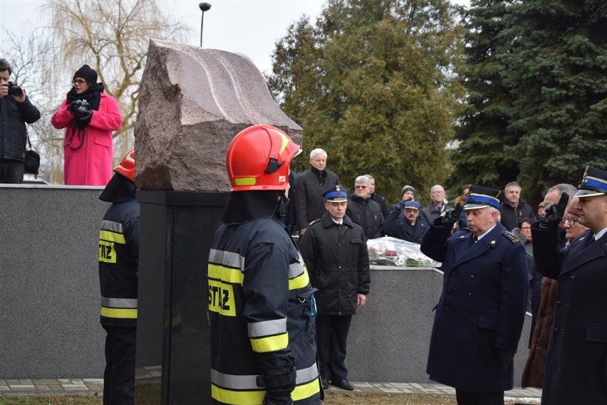 Przy komendzie PSP odsłonięto obelisk upamiętniający...